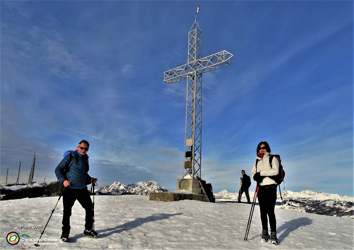 03 Sulle nevi del Linzone (1392 m) alla croce di vetta.JPG